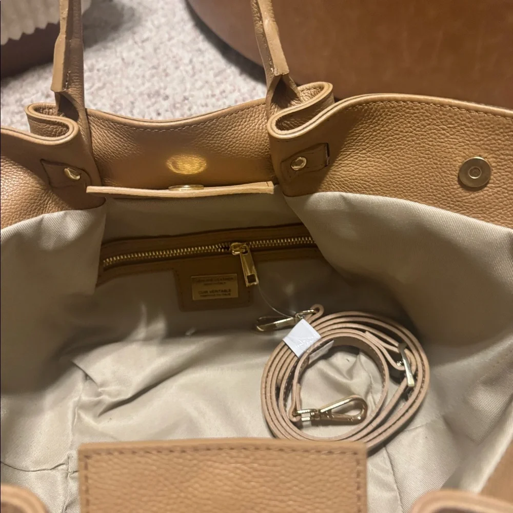 Viola Castellani. Tan leather tote bag with gold hardware. Adjustable strap.